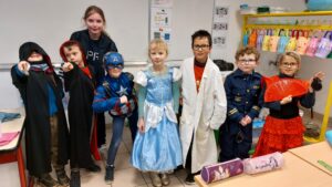 Journée de carnaval à l'école Saint Martin de Nomain. De beaux déguisements et un concours de masques chez les CM... 5