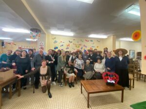 La classe de première BAC animation du Lycée Saint Luc de Cambrai avait rendez-vous avec les seniors de la résidence Raymond Gernez pour une après-midi carnaval. 10