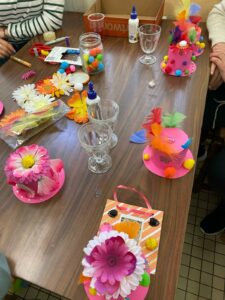 La classe de première BAC animation du Lycée Saint Luc de Cambrai avait rendez-vous avec les seniors de la résidence Raymond Gernez pour une après-midi carnaval. 11