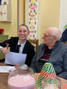 La classe de première BAC animation du Lycée Saint Luc de Cambrai avait rendez-vous avec les seniors de la résidence Raymond Gernez pour une après-midi carnaval.