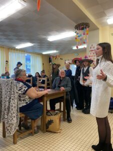 La classe de première BAC animation du Lycée Saint Luc de Cambrai avait rendez-vous avec les seniors de la résidence Raymond Gernez pour une après-midi carnaval. 8