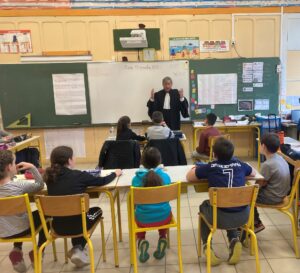 L'avocat cambrésien, Maître Eric Villain, s'est rendu ce lundi matin à l'école Saint-Roch de Cambrai, 1