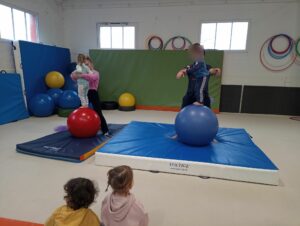 "Les arts du cirque" au centre Eclipse : De nouveaux ateliers pour les élèves de Petite Section de l'école Saint Bernard de Cambrai !
