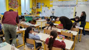 Les ce1.ce2 de l'école St Vincent de Paul de Dorignies ont accueilli 4 jeunes étudiants en médecine. 1