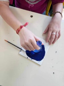 Les élèves de l'atelier d'écriture de l'Institution Notre Dame des Anges de Saint Amand les Eaux ont terminé leur lettrine après avoir fabriqué la couleur: un travail d'orfèvre qu'ils ont réussi avec brio! 9