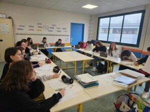 Les élèves de l'atelier d'écriture de l'Institution Notre Dame des Anges de Saint Amand les Eaux ont terminé leur lettrine après avoir fabriqué la couleur: un travail d'orfèvre qu'ils ont réussi avec brio! 11