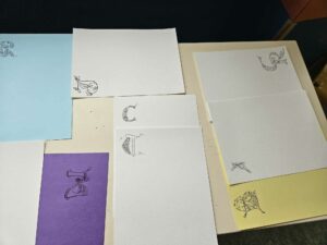 Les élèves de l'atelier d'écriture de l'Institution Notre Dame des Anges de Saint Amand les Eaux ont terminé leur lettrine après avoir fabriqué la couleur: un travail d'orfèvre qu'ils ont réussi avec brio! 12