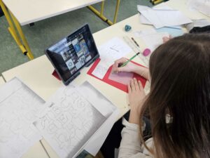 Les élèves de l'atelier d'écriture de l'Institution Notre Dame des Anges de Saint Amand les Eaux ont terminé leur lettrine après avoir fabriqué la couleur: un travail d'orfèvre qu'ils ont réussi avec brio! 13