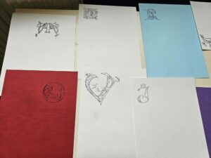 Les élèves de l'atelier d'écriture de l'Institution Notre Dame des Anges de Saint Amand les Eaux ont terminé leur lettrine après avoir fabriqué la couleur: un travail d'orfèvre qu'ils ont réussi avec brio! 14