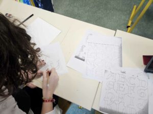 Les élèves de l'atelier d'écriture de l'Institution Notre Dame des Anges de Saint Amand les Eaux ont terminé leur lettrine après avoir fabriqué la couleur: un travail d'orfèvre qu'ils ont réussi avec brio! 15