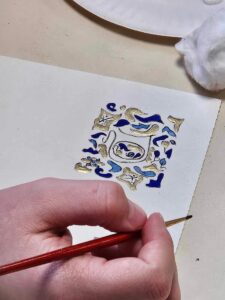 Les élèves de l'atelier d'écriture de l'Institution Notre Dame des Anges de Saint Amand les Eaux ont terminé leur lettrine après avoir fabriqué la couleur: un travail d'orfèvre qu'ils ont réussi avec brio!