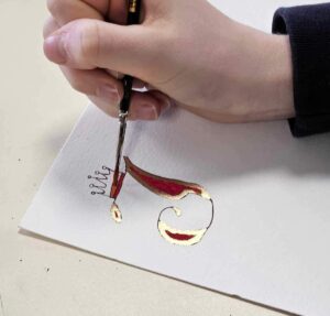 Les élèves de l'atelier d'écriture de l'Institution Notre Dame des Anges de Saint Amand les Eaux ont terminé leur lettrine après avoir fabriqué la couleur: un travail d'orfèvre qu'ils ont réussi avec brio! 3