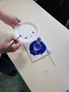 Les élèves de l'atelier d'écriture de l'Institution Notre Dame des Anges de Saint Amand les Eaux ont terminé leur lettrine après avoir fabriqué la couleur: un travail d'orfèvre qu'ils ont réussi avec brio! 5