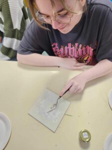 Les élèves de l'atelier d'écriture de l'Institution Notre Dame des Anges de Saint Amand les Eaux ont terminé leur lettrine après avoir fabriqué la couleur: un travail d'orfèvre qu'ils ont réussi avec brio! 7