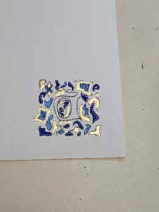 Les élèves de l'atelier d'écriture de l'Institution Notre Dame des Anges de Saint Amand les ont terminé leur lettrine après avoir fabriqué la couleur: un travail d'orfèvre qu'ils ont réussi avec brio! Bravo pour leur investissement, il n'y a plus qu'à recopier le texte.
