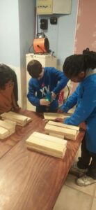 Les élèves du module développement durable 6ème du collège Saint Jean-Baptiste de la Salle de Valenciennes ont entrepris une opération pour mettre en œuvre le compostage des déchets alimentaires.