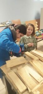 Les élèves du module développement durable 6ème du collège Saint Jean-Baptiste de la Salle de Valenciennes ont entrepris une opération pour mettre en œuvre le compostage des déchets alimentaires. 1