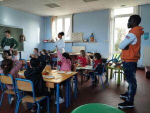Les GS-CP de l'école Saint Martin de Nomain ont eu la chance d'accueillir 5 étudiants qui se destinent aux métiers de médecin, d'infirmière ou de kinésithérapeute. 9