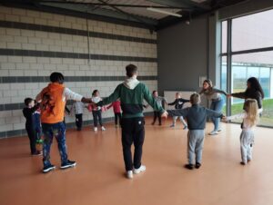 Les GS-CP de l'école Saint Martin de Nomain ont eu la chance d'accueillir 5 étudiants qui se destinent aux métiers de médecin, d'infirmière ou de kinésithérapeute. 1