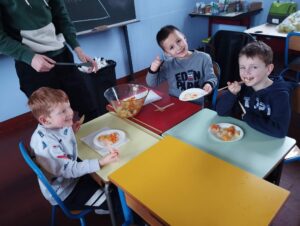 Les GS-CP de l'école Saint Martin de Nomain ont eu la chance d'accueillir 5 étudiants qui se destinent aux métiers de médecin, d'infirmière ou de kinésithérapeute. 2