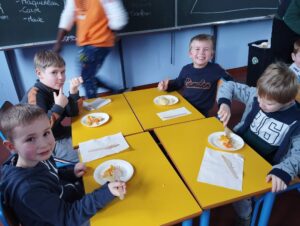 Les GS-CP de l'école Saint Martin de Nomain ont eu la chance d'accueillir 5 étudiants qui se destinent aux métiers de médecin, d'infirmière ou de kinésithérapeute. 3