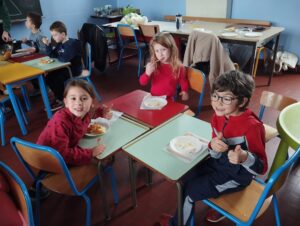 Les GS-CP de l'école Saint Martin de Nomain ont eu la chance d'accueillir 5 étudiants qui se destinent aux métiers de médecin, d'infirmière ou de kinésithérapeute. 4