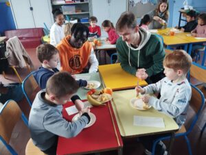 Les GS-CP de l'école Saint Martin de Nomain ont eu la chance d'accueillir 5 étudiants qui se destinent aux métiers de médecin, d'infirmière ou de kinésithérapeute. 7