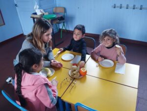 Les GS-CP de l'école Saint Martin de Nomain ont eu la chance d'accueillir 5 étudiants qui se destinent aux métiers de médecin, d'infirmière ou de kinésithérapeute. 8