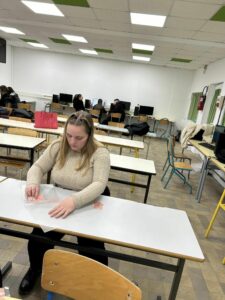 Les terminales MCV du Lycée Saint Pierre de Fourmies préparent leur jeu mono quizz sur le commerce pour les portes ouvertes du 16 mars prochain ! 1