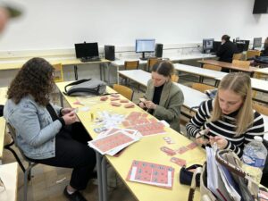 Les terminales MCV du Lycée Saint Pierre de Fourmies préparent leur jeu mono quizz sur le commerce pour les portes ouvertes du 16 mars prochain !