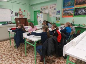 Séance de sciences au collège St Luc pour les élèves de cm2 de l'école Saint Roch de Cambrai 1