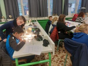 Séance de sciences au collège St Luc pour les élèves de cm2 de l'école Saint Roch de Cambrai
