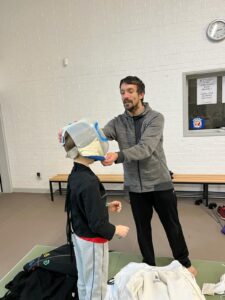 Début du cycle escrime pour les cm1, cm1/cm2 et cm2 de l'école Saint Joseph de Wallers avec Sébastien, maître d’armes 10