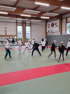 Début du cycle escrime pour les cm1, cm1/cm2 et cm2 de l'école Saint Joseph de Wallers avec Sébastien, maître d’armes 1