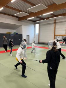 Début du cycle escrime pour les cm1, cm1/cm2 et cm2 de l'école Saint Joseph de Wallers avec Sébastien, maître d’armes 2