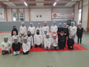Début du cycle escrime pour les cm1, cm1/cm2 et cm2 de l'école Saint Joseph de Wallers avec Sébastien, maître d’armes