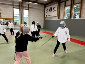 Début du cycle escrime pour les cm1, cm1/cm2 et cm2 de l'école Saint Joseph de Wallers avec Sébastien, maître d’armes 5