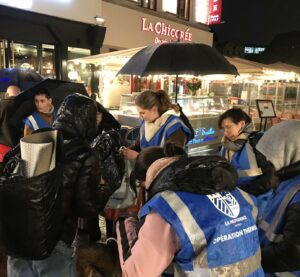 Elèves et enseignants de l'Institution Notre Dame de la Providence d'Orchies ont bravé le froid et la pluie pour une maraude pleine d'empathie. 2