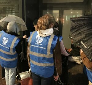 Elèves et enseignants de l'Institution Notre Dame de la Providence d'Orchies ont bravé le froid et la pluie pour une maraude pleine d'empathie. 3