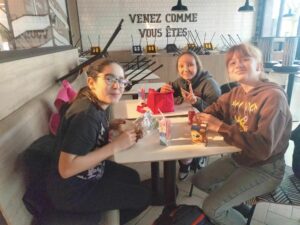 Grand départ pour La Chapelle d'Abondance, premier arrêt petit-déjeuner.