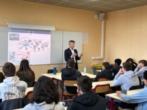 Les élèves du Lycée Notre Dame de Valenciennes ont accueilli Monsieur Van Oost, fonctionnaire européen, dans le cadre du programme « Back to School » ! 1