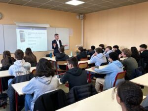 Les élèves du Lycée Notre Dame de Valenciennes ont accueilli Monsieur Van Oost, fonctionnaire européen, dans le cadre du programme « Back to School » ! 2