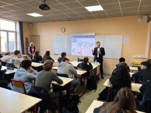 Les élèves du Lycée Notre Dame de Valenciennes ont accueilli Monsieur Van Oost, fonctionnaire européen, dans le cadre du programme « Back to School » !