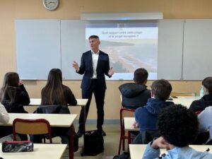 Les élèves du Lycée Notre Dame de Valenciennes ont accueilli Monsieur Van Oost, fonctionnaire européen, dans le cadre du programme « Back to School » ! 3