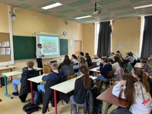 Les élèves du Lycée Notre Dame de Valenciennes ont accueilli Monsieur Van Oost, fonctionnaire européen, dans le cadre du programme « Back to School » ! 4