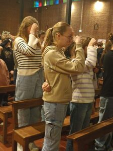 Les jeunes de l' Institution Saint Jean de Douai ont reçu leur croix 3