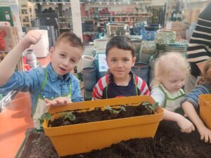 Premier jour du printemps pour les plus jeunes de l'école Saint Martin de Nomain. 9