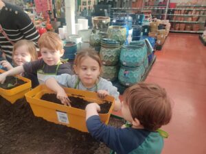 Premier jour du printemps pour les plus jeunes de l'école Saint Martin de Nomain. 7