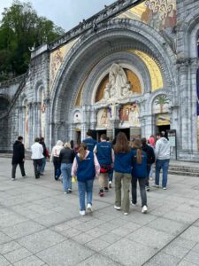 Les pèlerins de l'ensemble Saint Luc de Cambrai et La Sagesse Valenciennes sont bien arrivés à Lourdes. 25