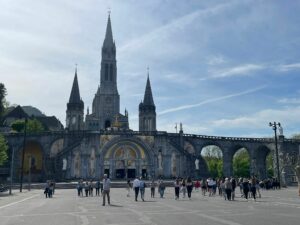 Les pèlerins de l'ensemble Saint Luc de Cambrai et La Sagesse Valenciennes sont bien arrivés à Lourdes. 6